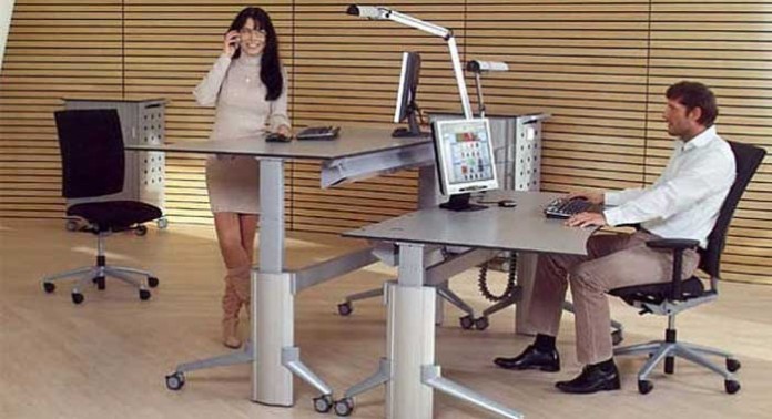 oficinas-sentado_en-pie